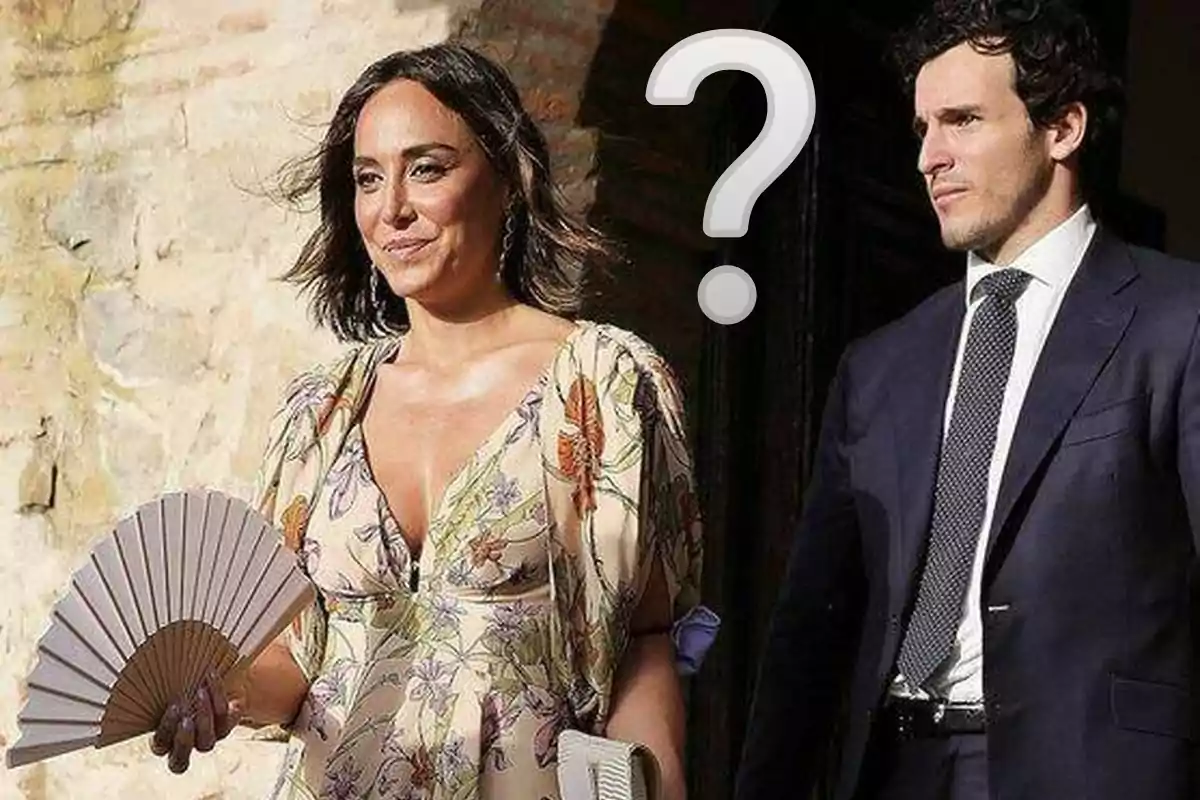 Una mujer con un vestido floral y un abanico en la mano está de pie junto a un hombre con traje y corbata, con un signo de interrogación grande entre ellos.