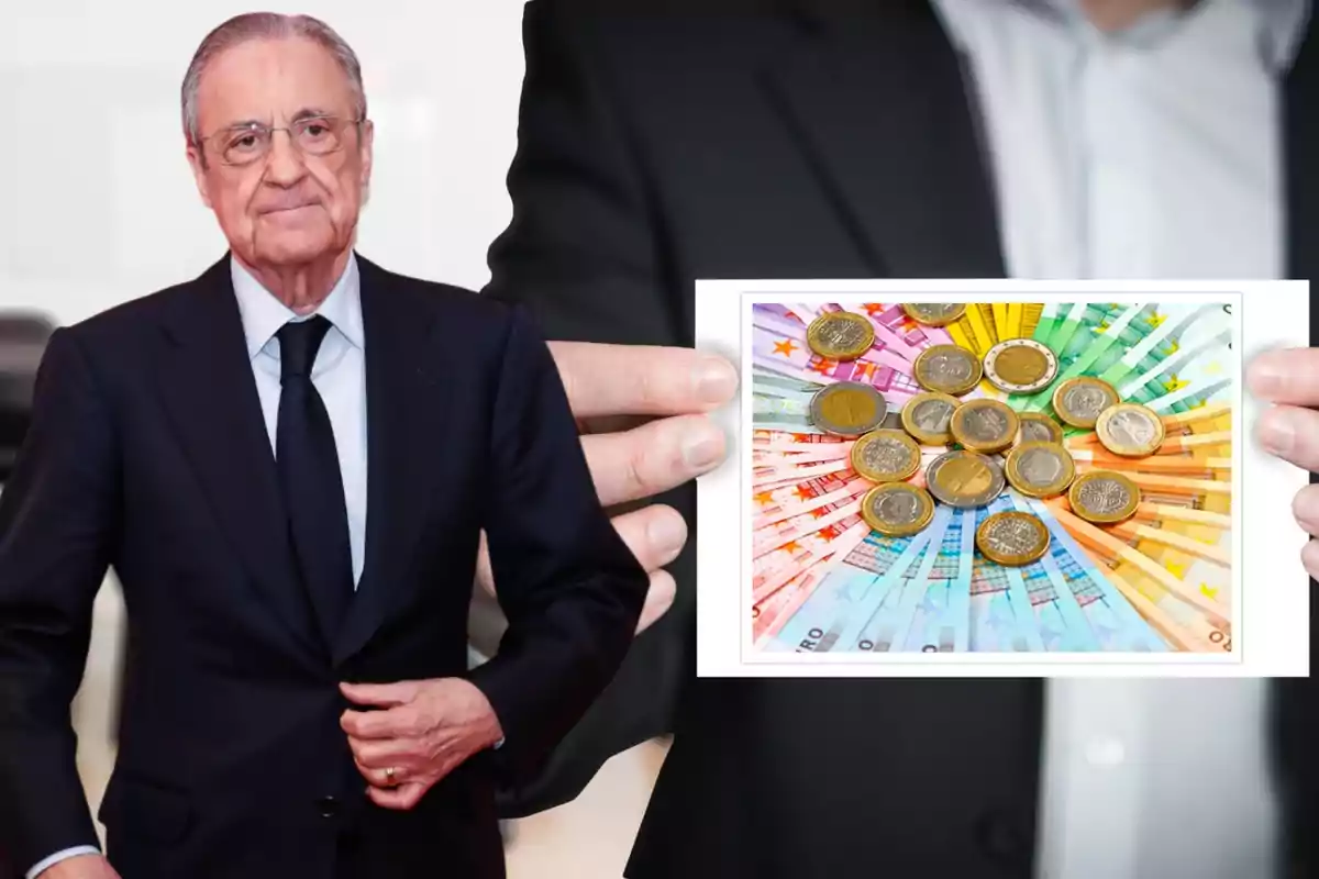 Un hombre mayor con traje oscuro está de pie junto a una imagen de billetes y monedas de euro sostenida por otra persona.