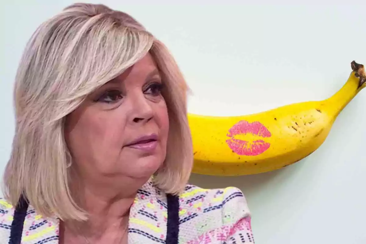 Una persona rubia mirando hacia un plátano con una marca de labios rosados.