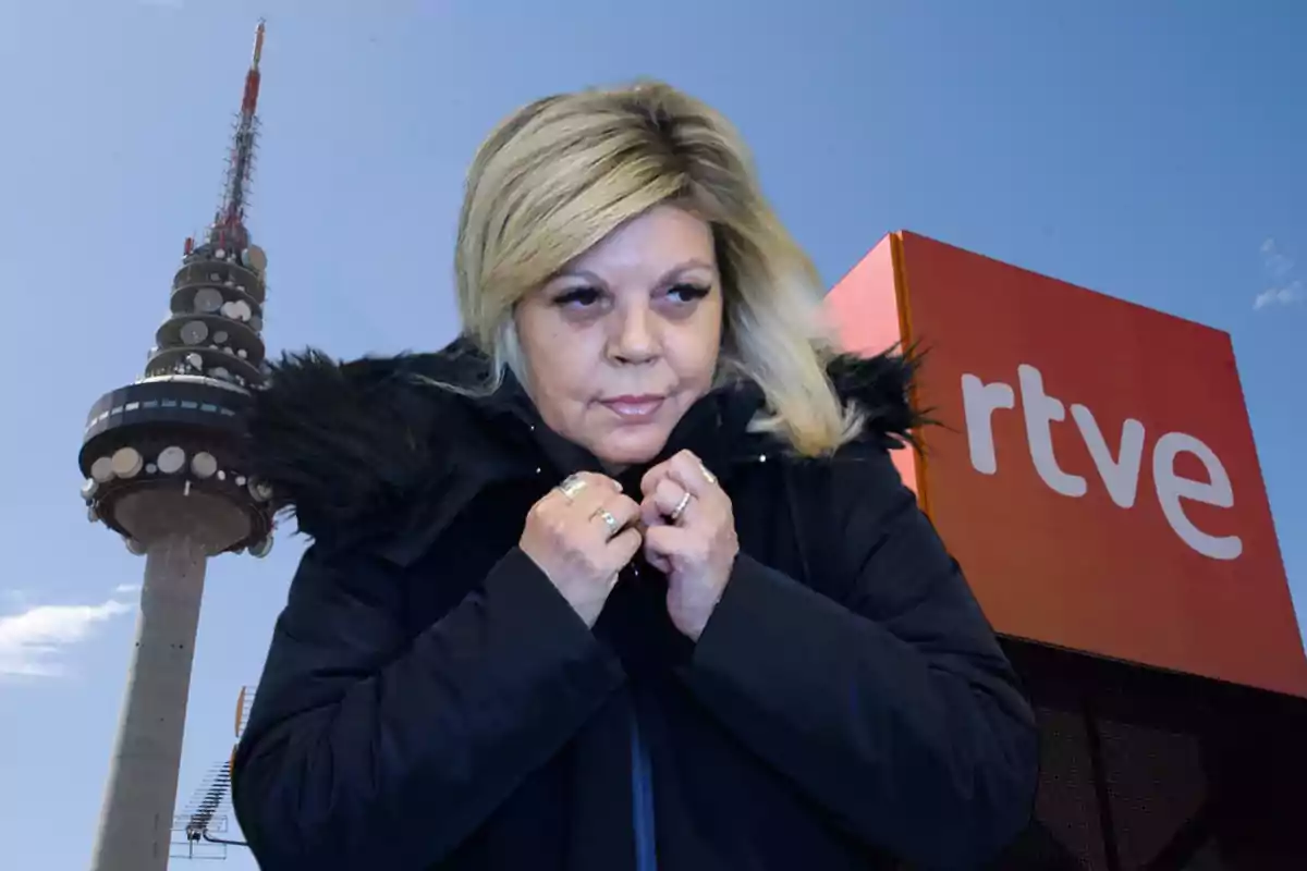 Una mujer con abrigo negro frente a una torre de telecomunicaciones y un edificio con el logo de RTVE.