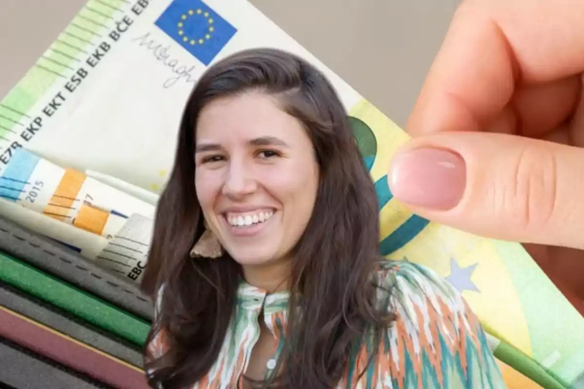 Una mujer sonriente frente a un fondo de billetes de euro y una mano sosteniéndolos.