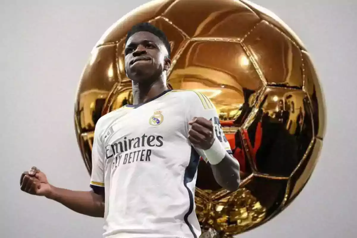 Vinicius celebrando frente a un balón de oro gigante.