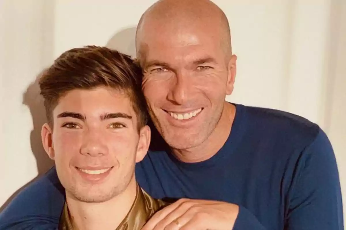 Dos personas sonriendo mientras posan juntas para una foto. Dos personas sonriendo mientras posan juntas para una foto.