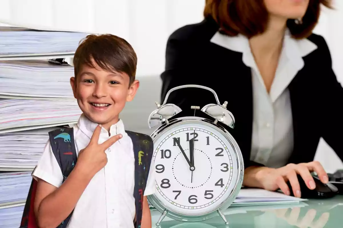 Un niño sonriente con una mochila hace un gesto de paz con los dedos mientras una mujer trabaja en una computadora al fondo y un reloj de alarma grande muestra la hora.