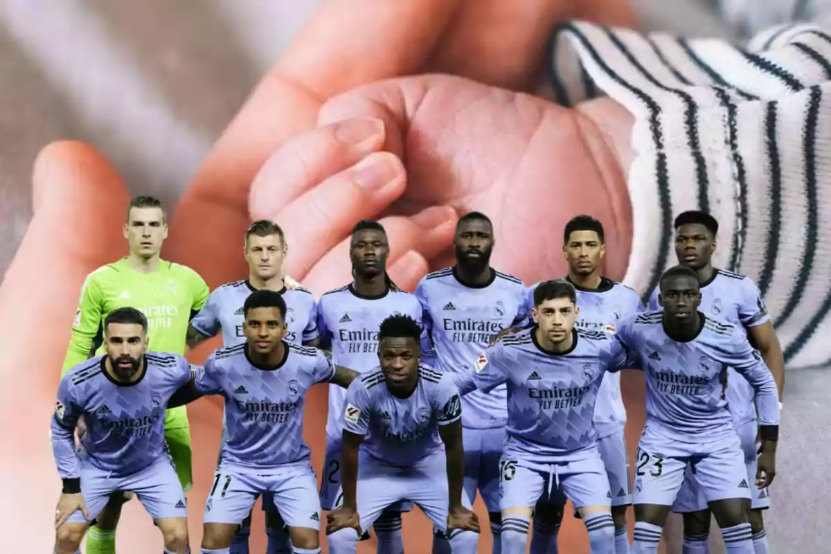 Jugadores de fútbol posando en uniforme frente a una imagen de un bebé.