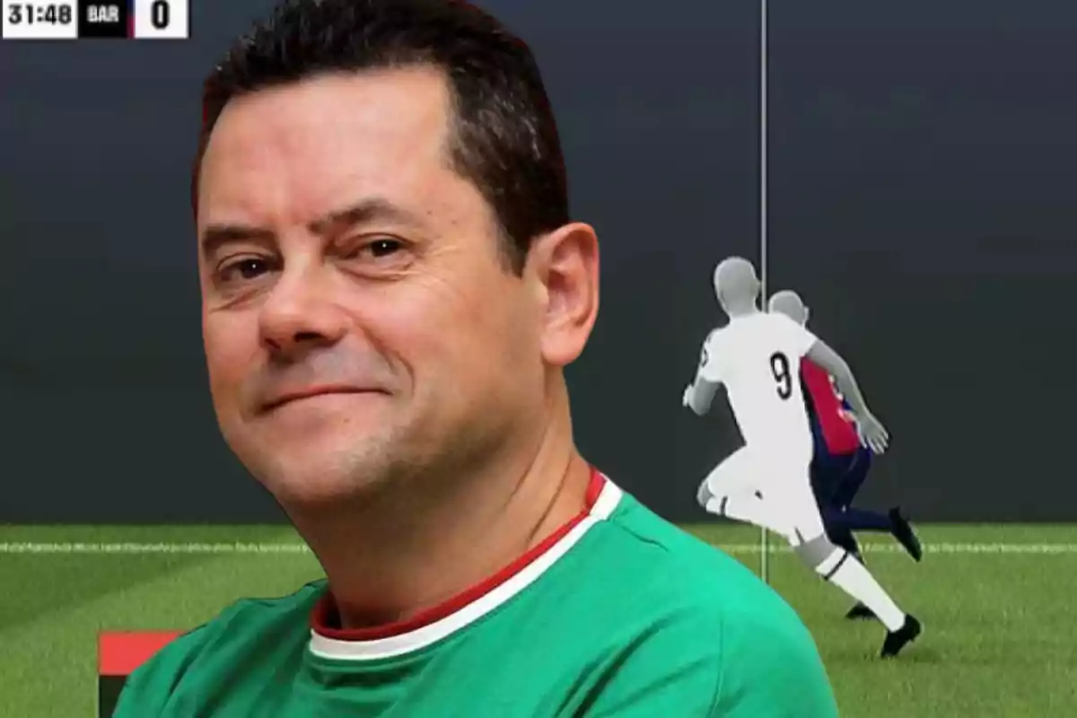 Un hombre sonriente con una camiseta verde aparece en primer plano mientras en el fondo se observa una representación gráfica de un partido de fútbol.