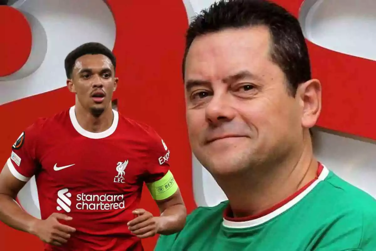 Un jugador de fútbol con uniforme rojo y un hombre sonriente con camiseta verde posan frente a un fondo rojo.