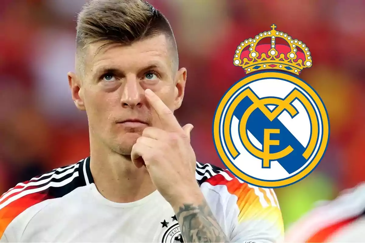 Toni Kroos, con el escudo del Real Madrid al lado.