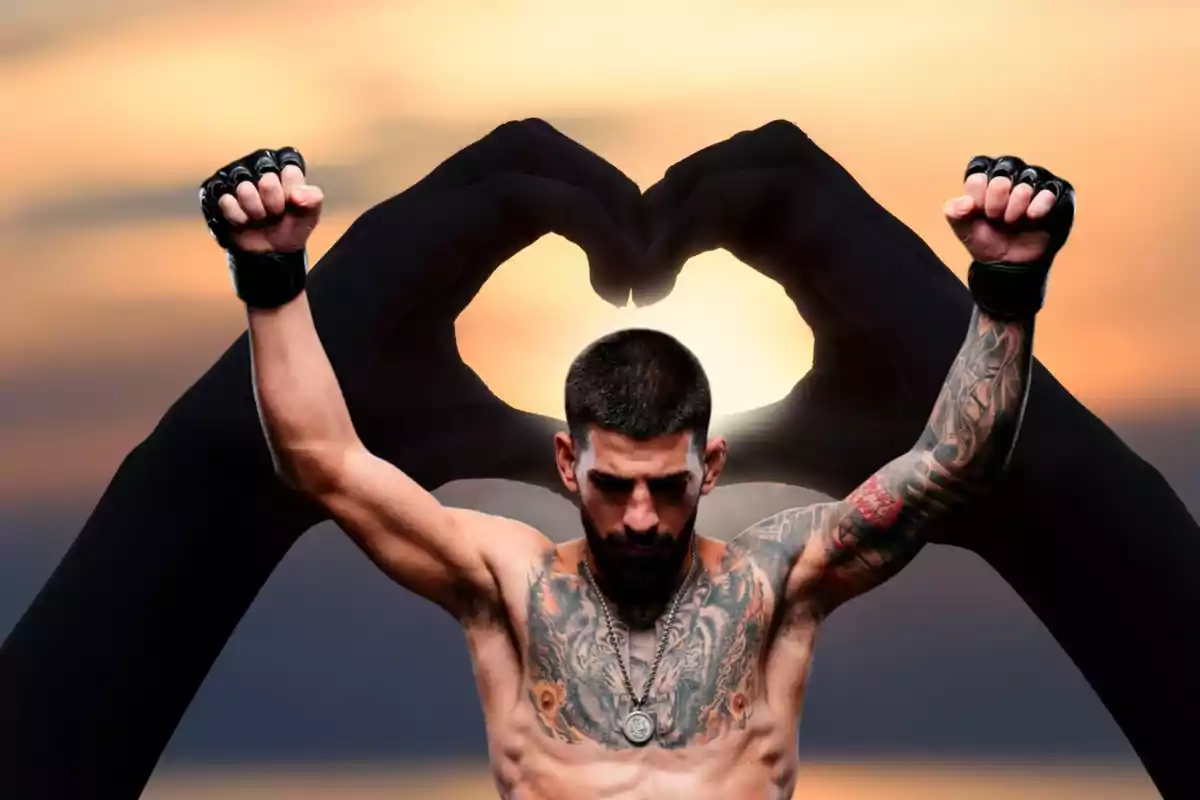 Un hombre musculoso y tatuado con guantes de pelea levanta los brazos en señal de victoria mientras detrás de él se ven dos manos formando un corazón con el sol de fondo.