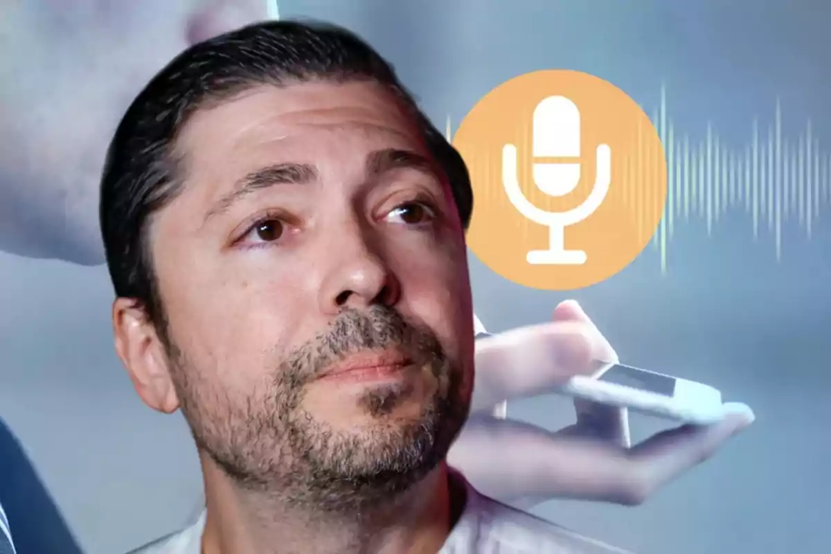 Un hombre con barba y cabello oscuro mira hacia arriba mientras sostiene un teléfono móvil, con un icono de micrófono y ondas de sonido en el fondo.