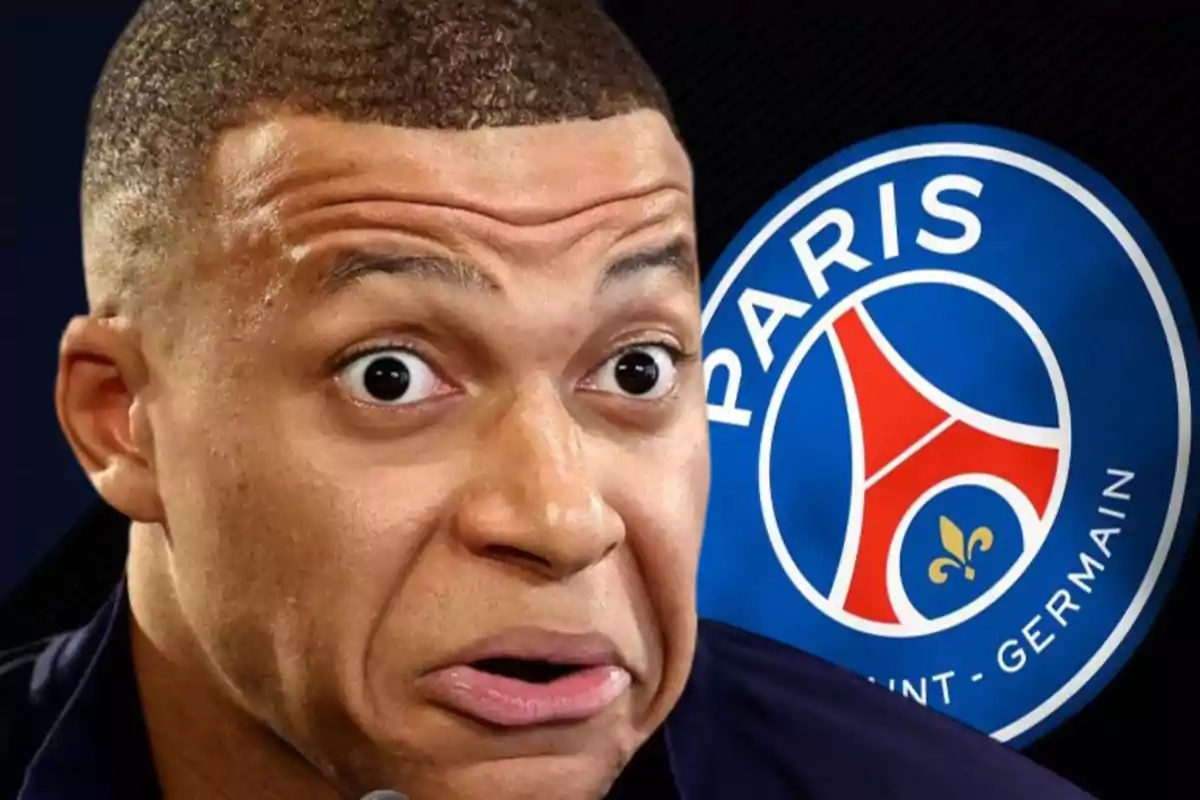 Mbappé frente al logo del Paris Saint-Germain.