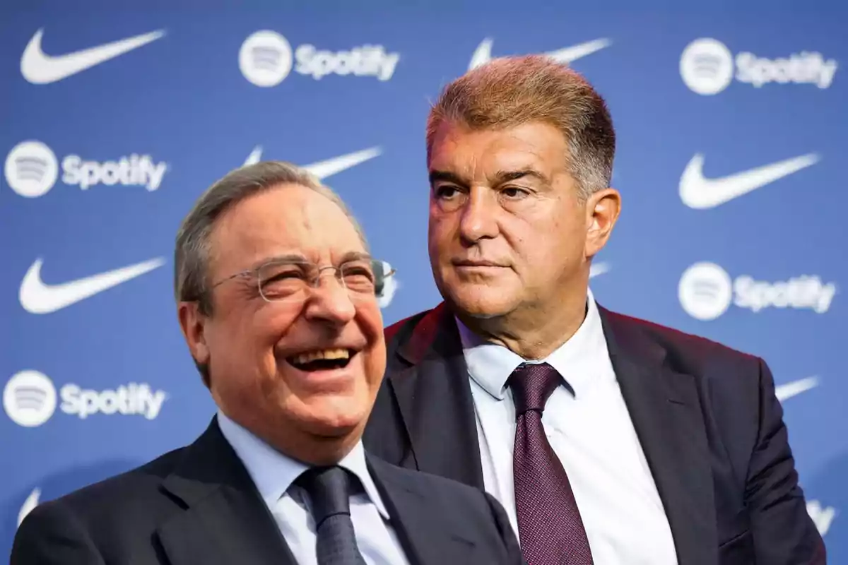 Dos hombres en trajes formales posan frente a un fondo con logotipos de Nike y Spotify.