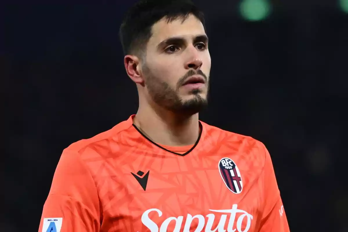 Jugador de fútbol con uniforme naranja del Bologna FC