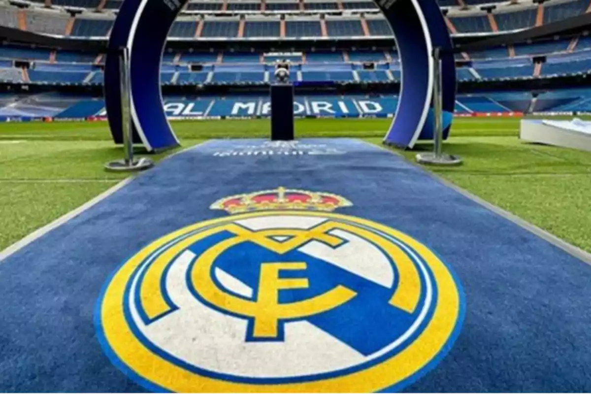 Vista del estadio Santiago Bernabéu con el escudo del Real Madrid en primer plano.