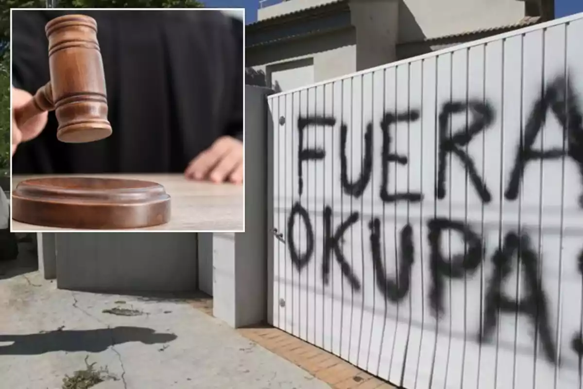 Un mazo de juez sobre una mesa y una puerta con grafiti que dice "Fuera Okupas".