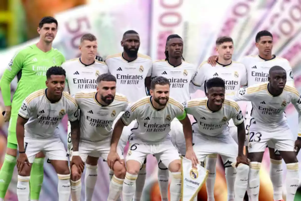 Jugadores de fútbol del Real Madrid posando en el campo con camisetas blancas y fondo de billetes.