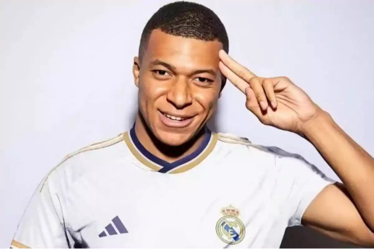 Mbappé vistiendo una camiseta de fútbol del Real Madrid.