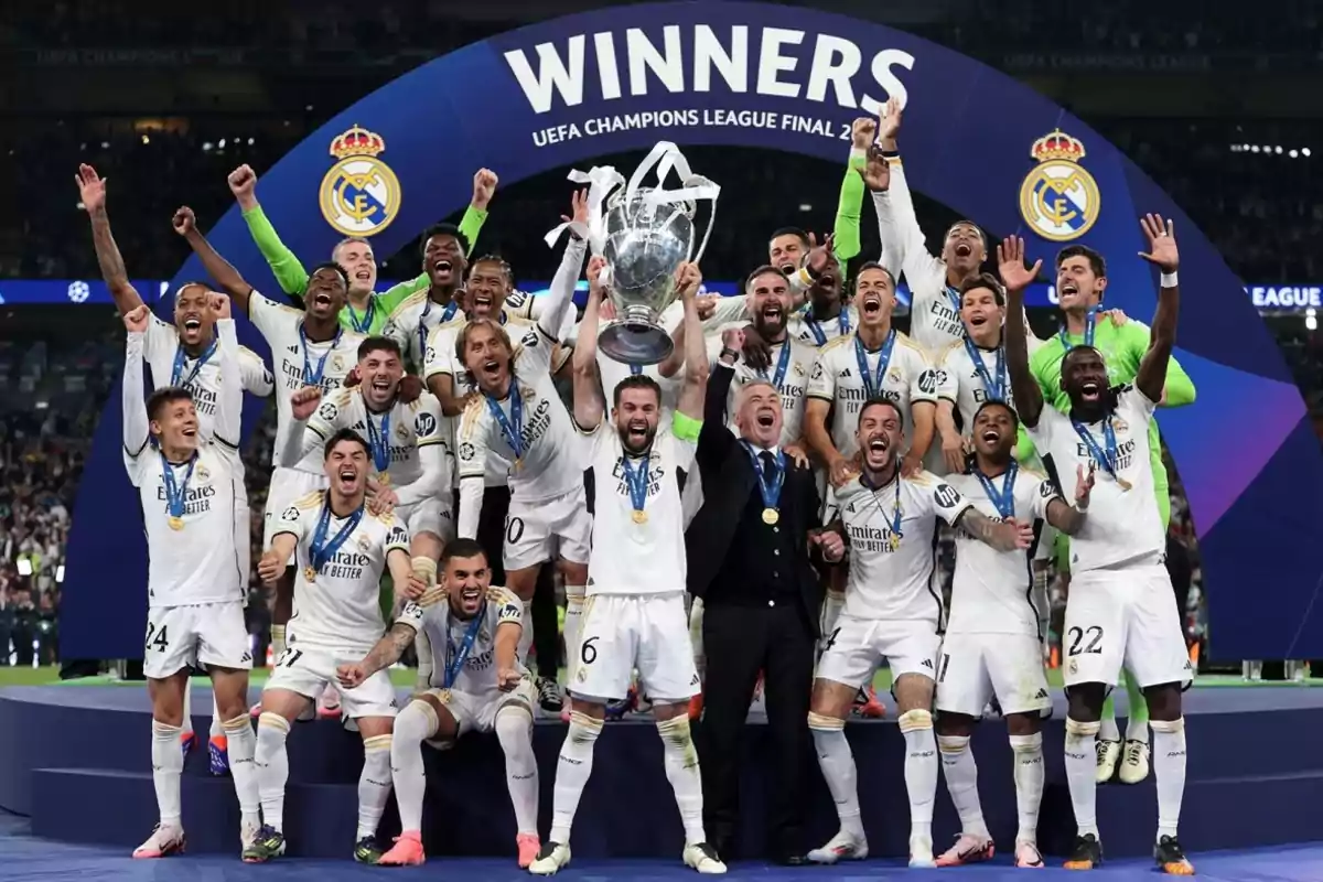 Jugadores del Real Madrid celebrando con el trofeo de la UEFA Champions League.