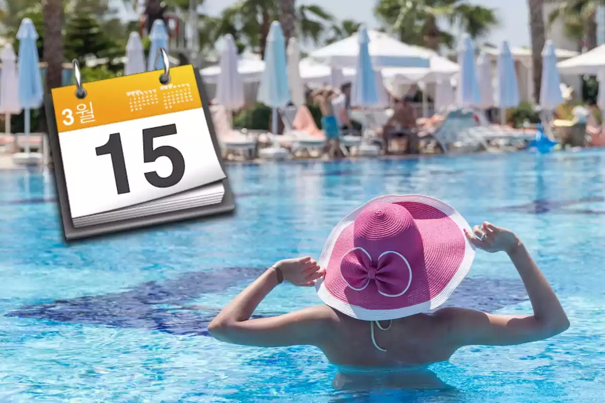 Persona con sombrero rosa en una piscina con un calendario que muestra el 15 de marzo.