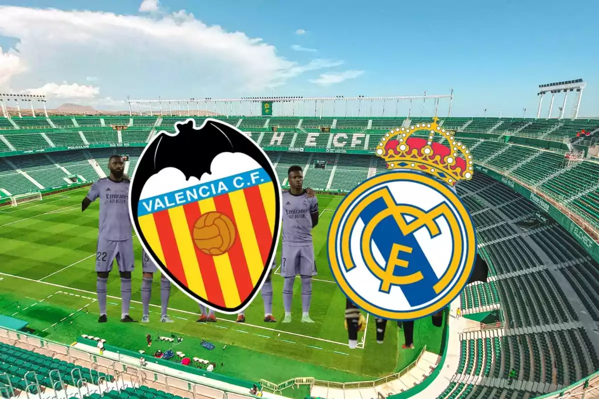 Jugadores de fútbol en un estadio con los escudos del Valencia CF y el Real Madrid.