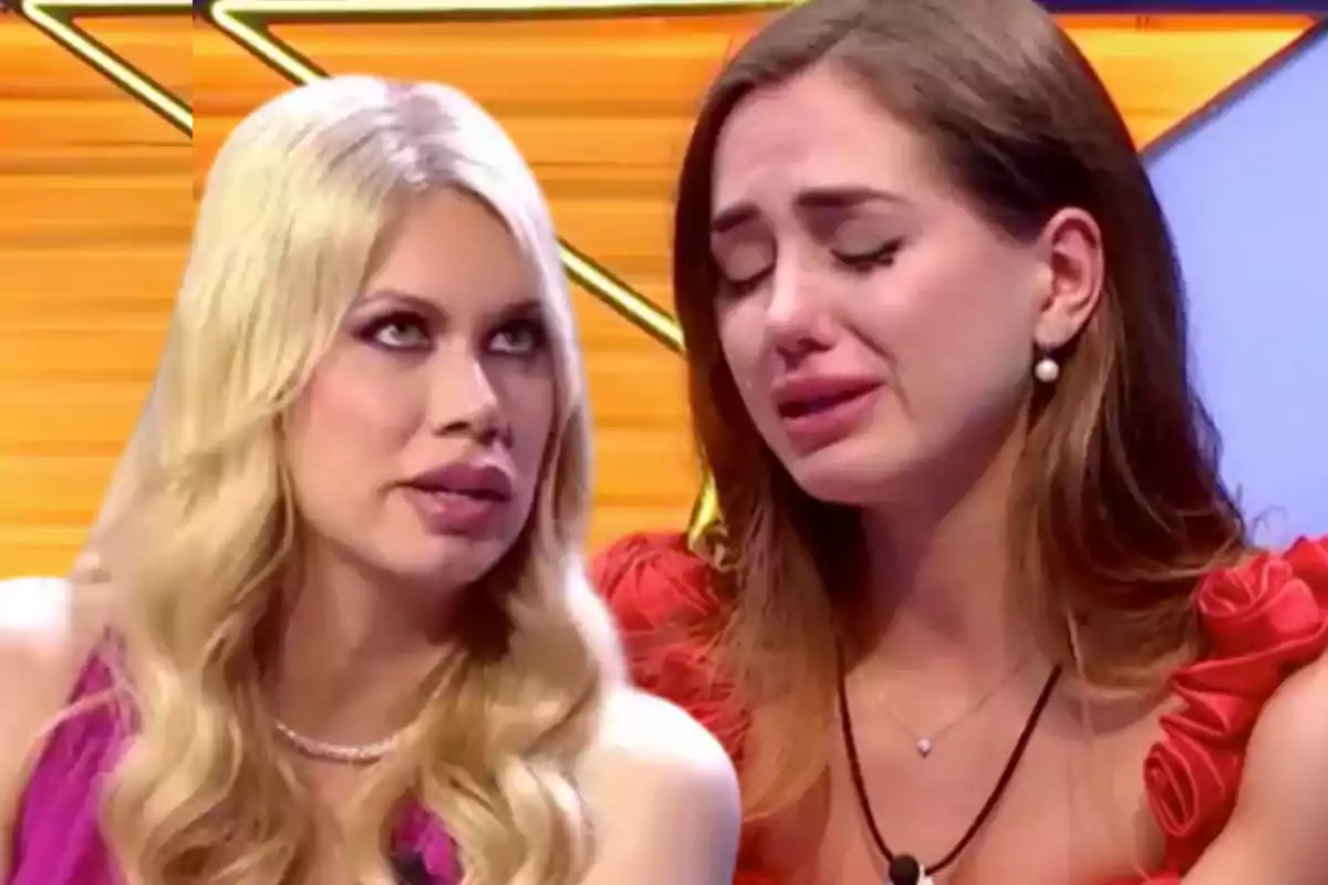 Dos mujeres en un programa de televisión, una de ellas llorando y la otra mirándola.