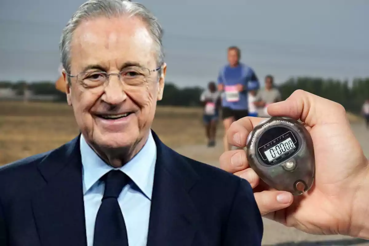 Un hombre mayor sonriente con gafas y traje junto a una mano sosteniendo un cronómetro digital en un entorno al aire libre con personas corriendo al fondo.