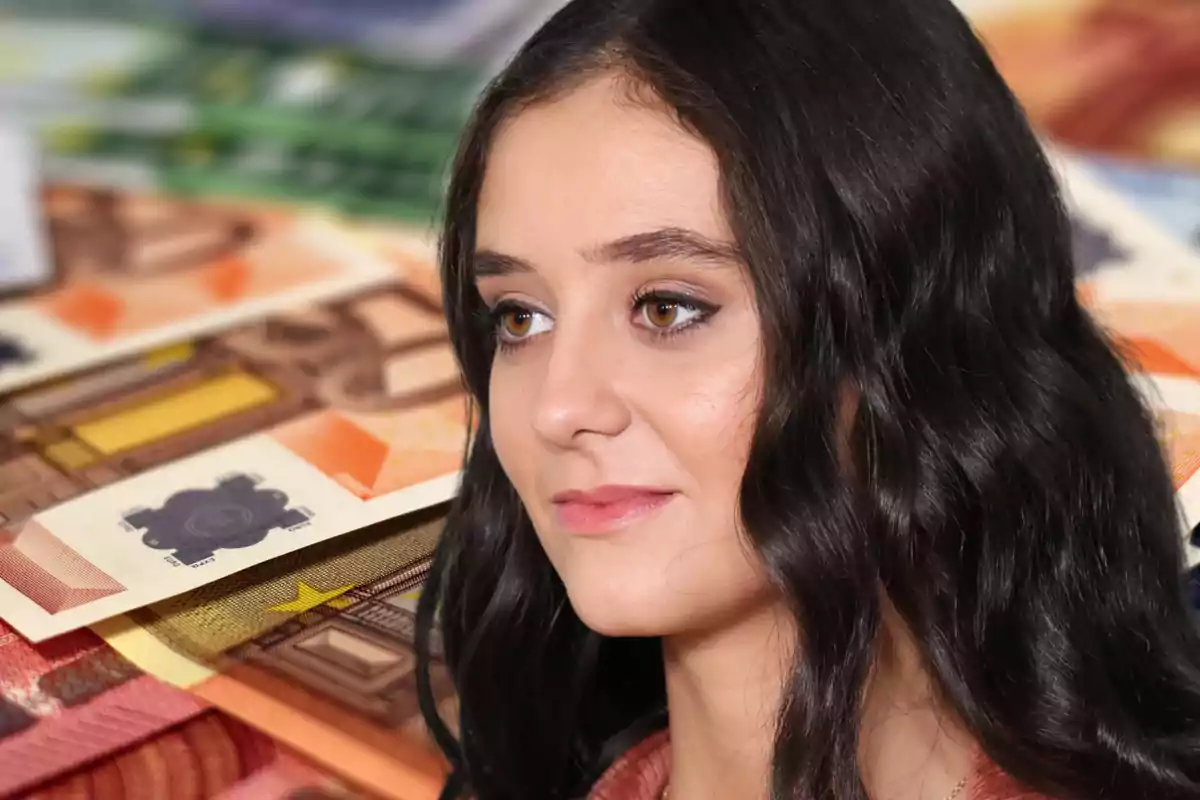 Una mujer de cabello oscuro y ondulado con billetes de euro desenfocados en el fondo.