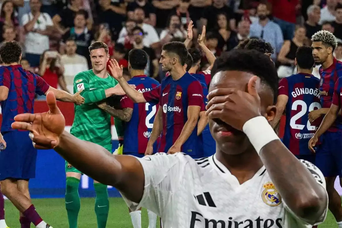 Jugadores de fútbol en el campo, uno de ellos cubriéndose los ojos con la mano.