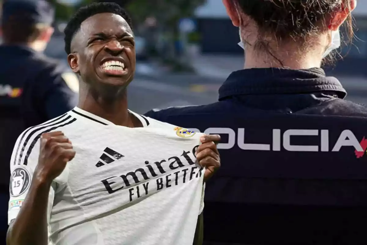 Un jugador de fútbol celebra con emoción mientras en el fondo se ve a un oficial de policía de espaldas.