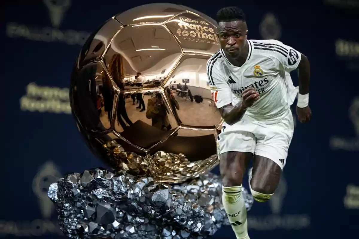 Un jugador de fútbol del Real Madrid corriendo junto a un trofeo del Balón de Oro.