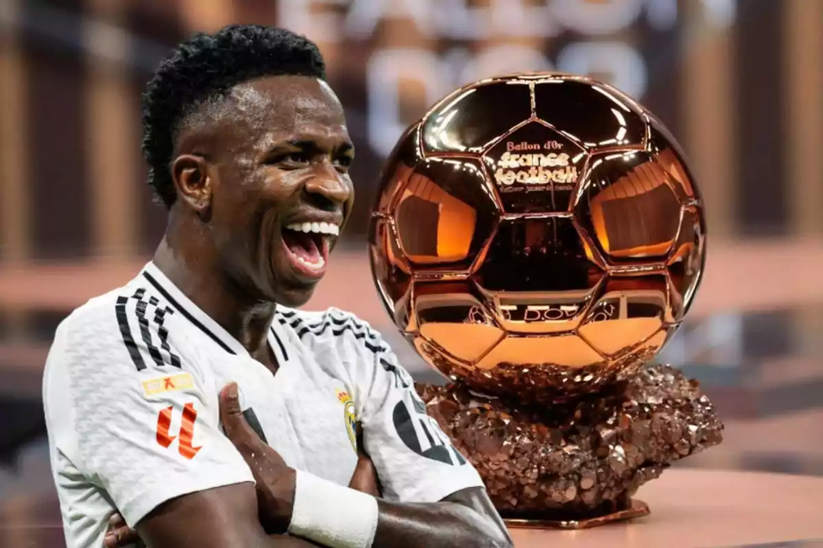 Un jugador de fútbol sonriente con un trofeo de Balón de Oro al fondo.