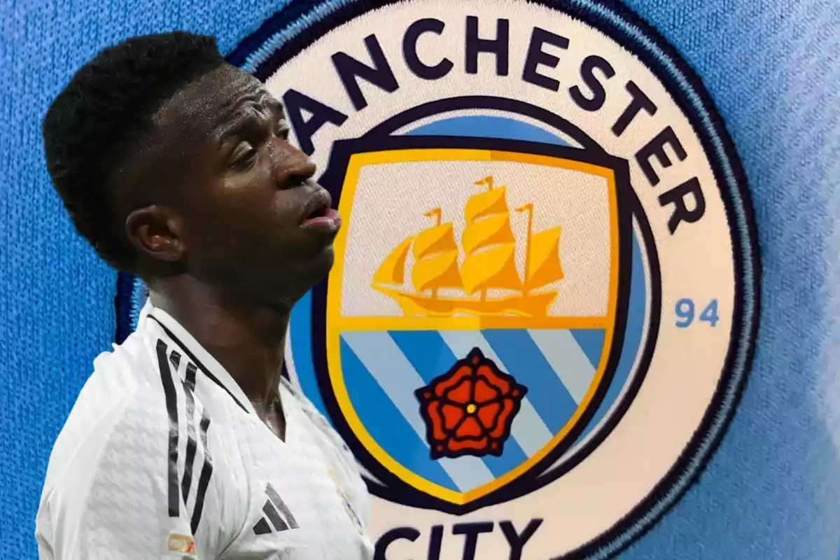 Un jugador de fútbol con camiseta blanca aparece frente al escudo del Manchester City.