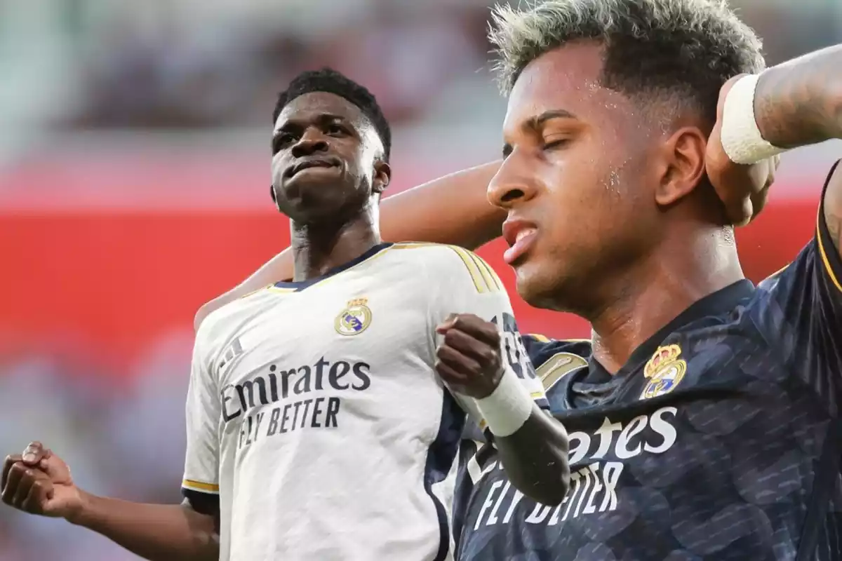 Vinicius Jr. con la camiseta del Real Madrid celebra un gol, y detrás Rodrygo Goes se lamenta de haber fallado una oportunidad