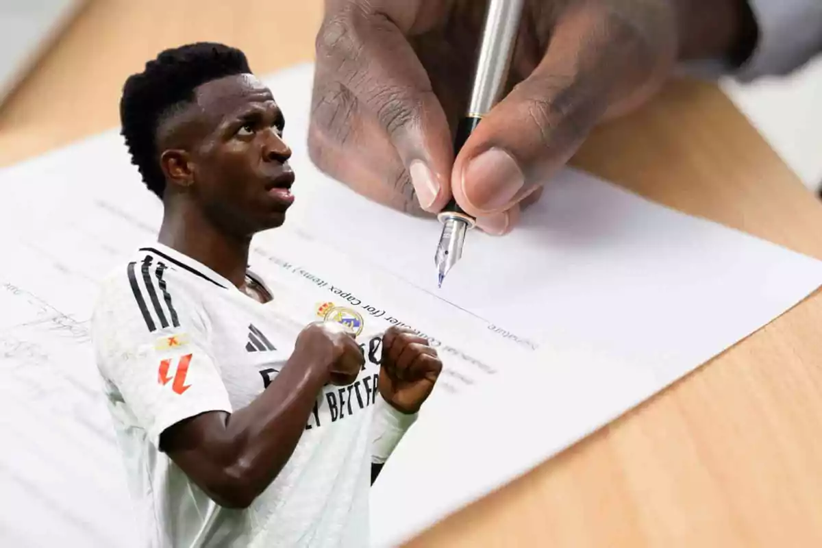 Un jugador de fútbol con uniforme blanco aparece superpuesto sobre una imagen de una mano firmando un documento.