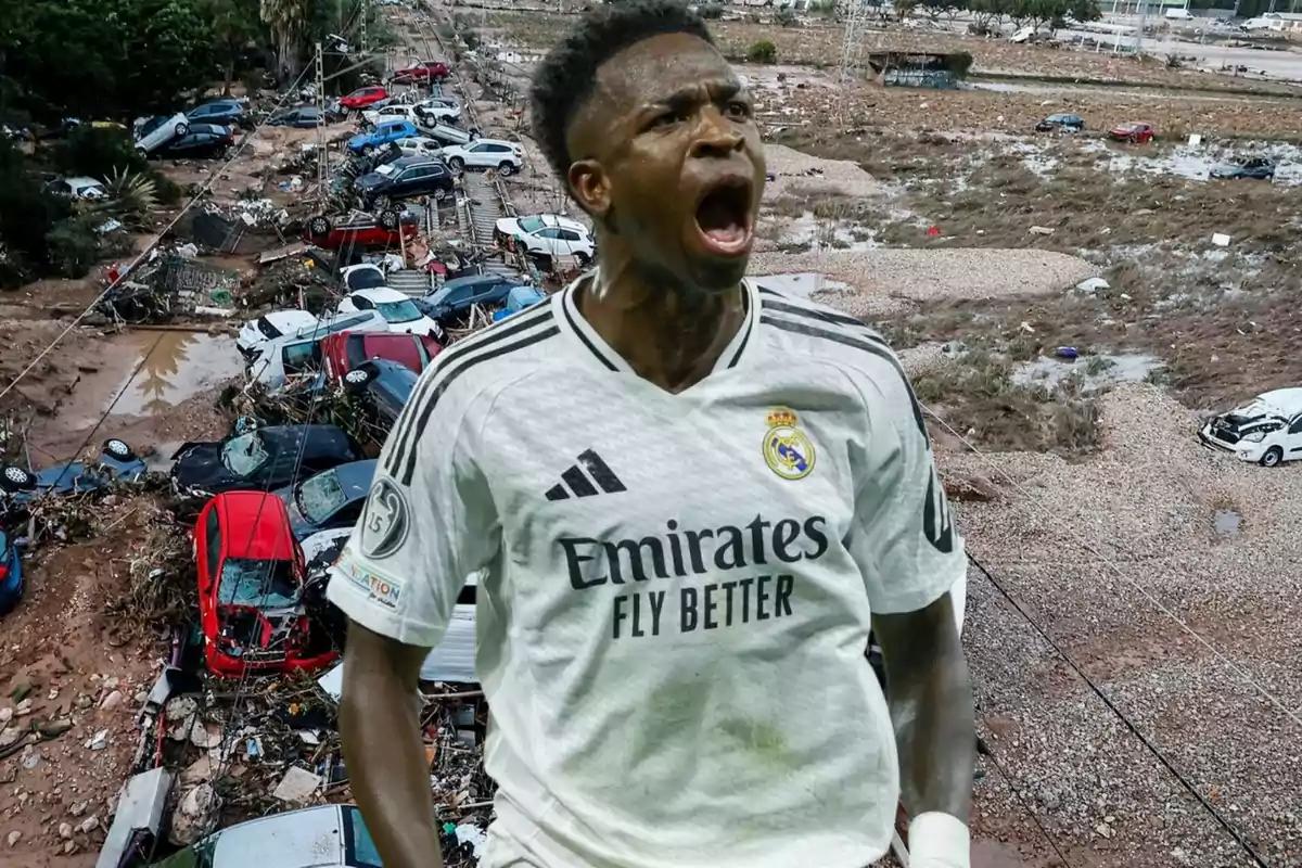 Un jugador de fútbol con la camiseta del Real Madrid grita con emoción mientras al fondo se observa un paisaje de coches dañados y escombros.