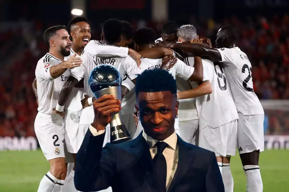 Un grupo de jugadores de fútbol celebrando en el campo mientras un hombre en traje sostiene un trofeo.