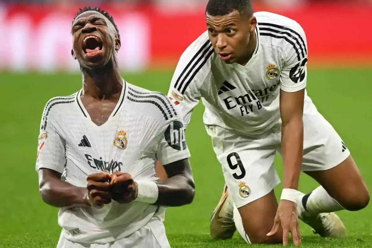 Dos futbolistas del Real Madrid en el campo, uno celebrando con emoción y el otro en posición de rodillas.