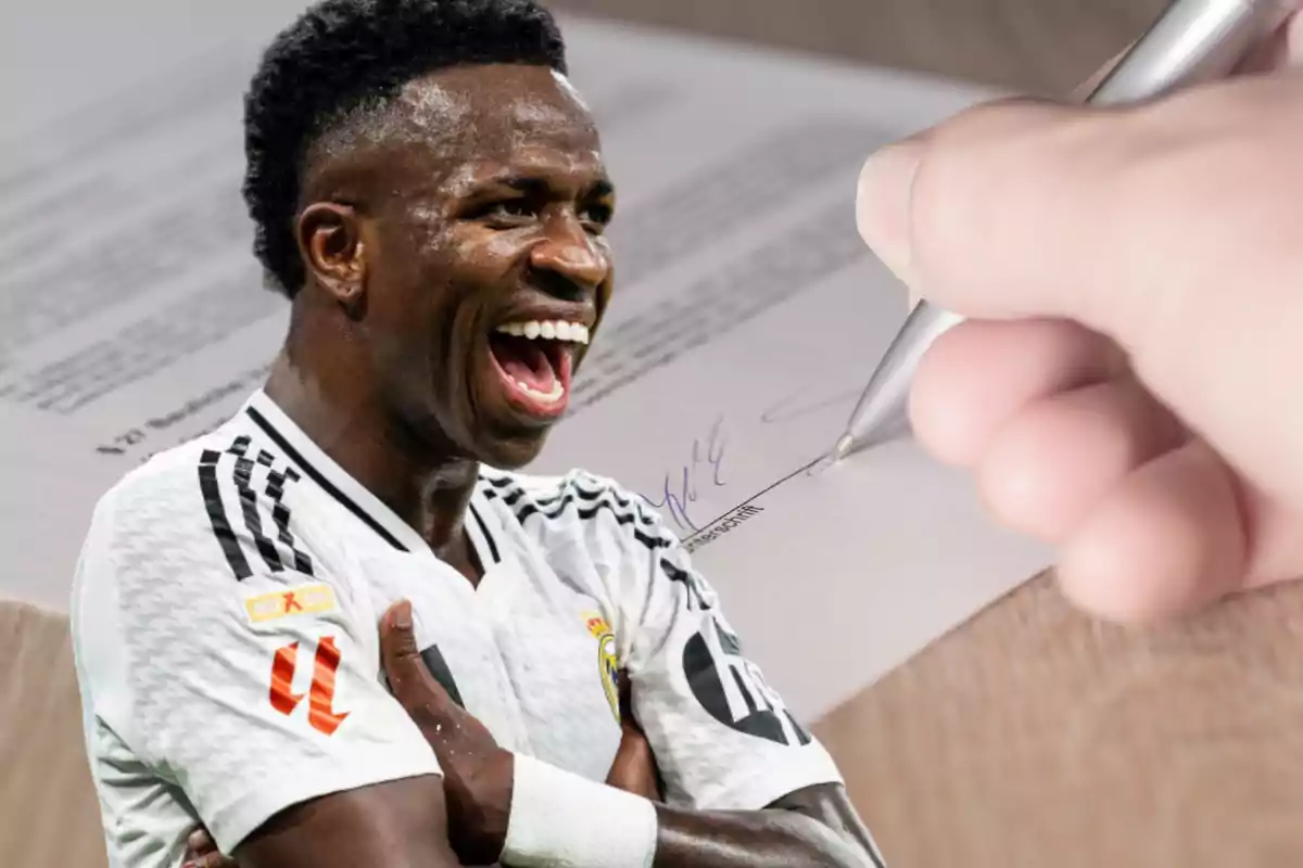 Un jugador de fútbol celebrando con entusiasmo mientras una mano firma un documento.