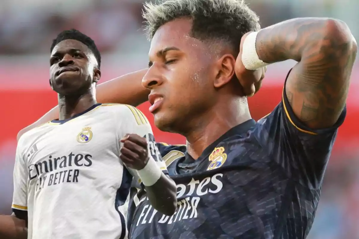 Dos jugadores del Real Madrid, uno con la camiseta blanca y otro con la camiseta negra, en diferentes estados emocionales durante un partido de fútbol.