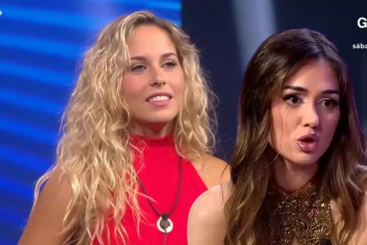 Dos mujeres en un programa de televisión, una con cabello rubio rizado y vestido rojo, y otra con cabello castaño lacio y vestido dorado.