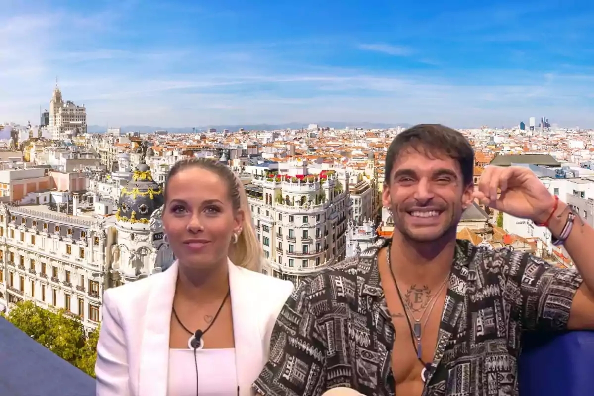 Dos personas sonrientes posan frente a un fondo de la ciudad de Madrid con el edificio Metrópolis visible.