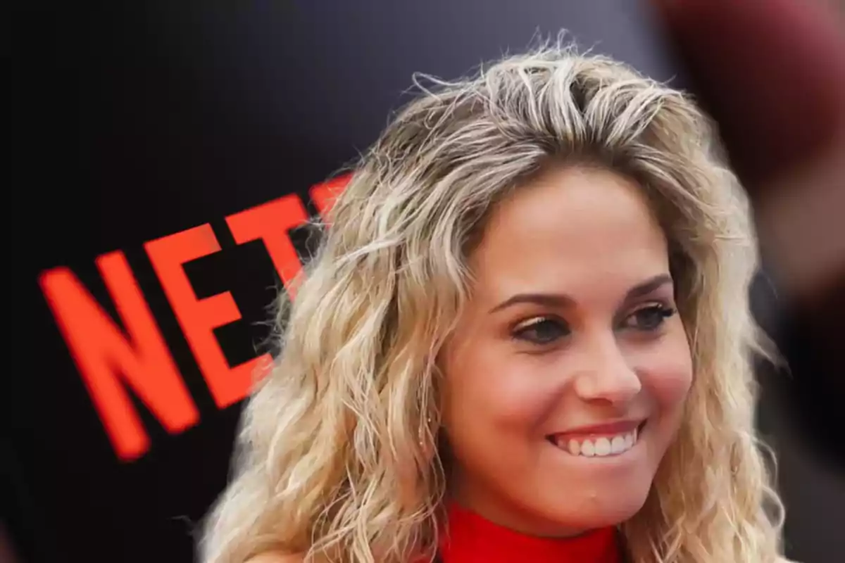 Mujer rubia sonriendo con un fondo del logo de Netflix.