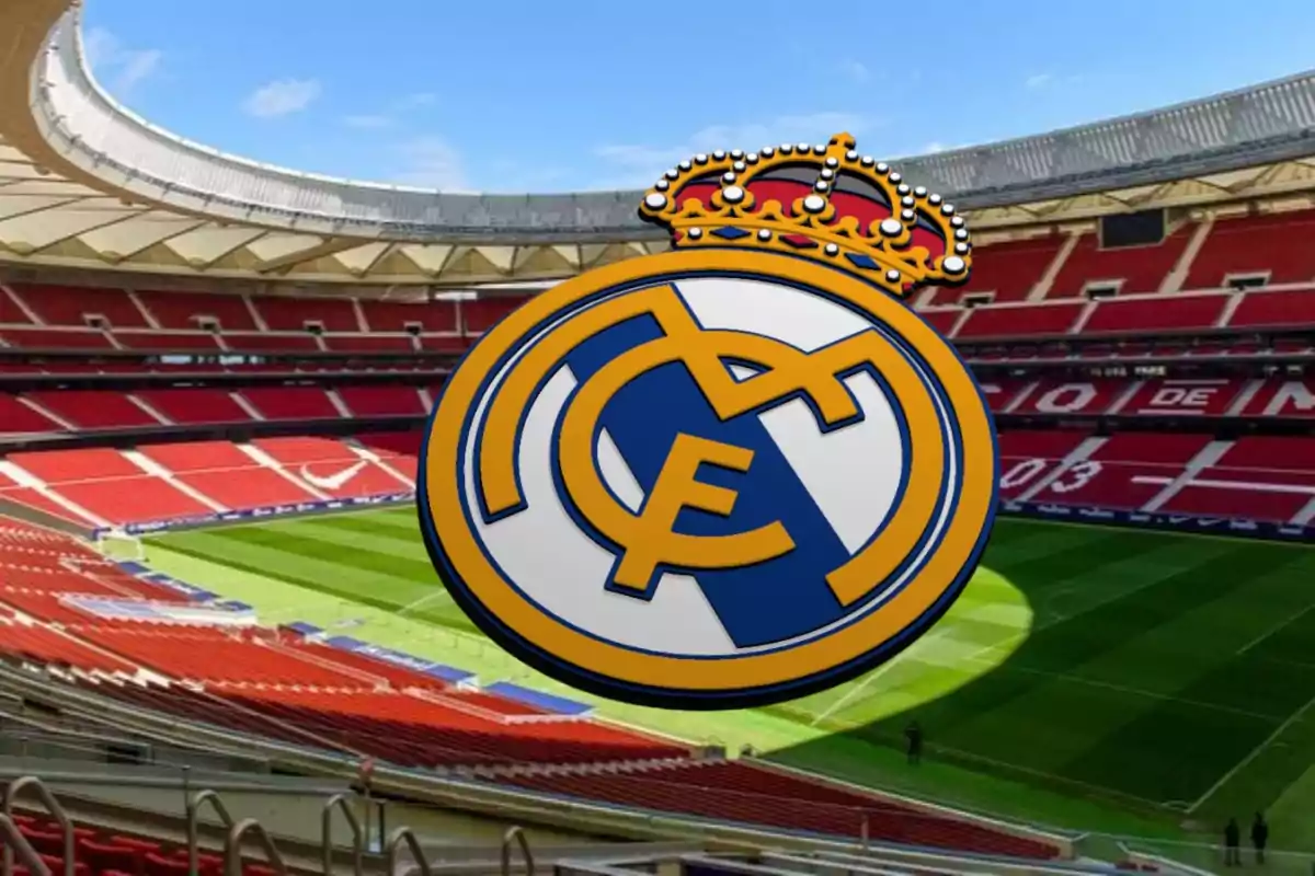 Logotipo del Real Madrid superpuesto sobre la imagen de un estadio de fútbol vacío.