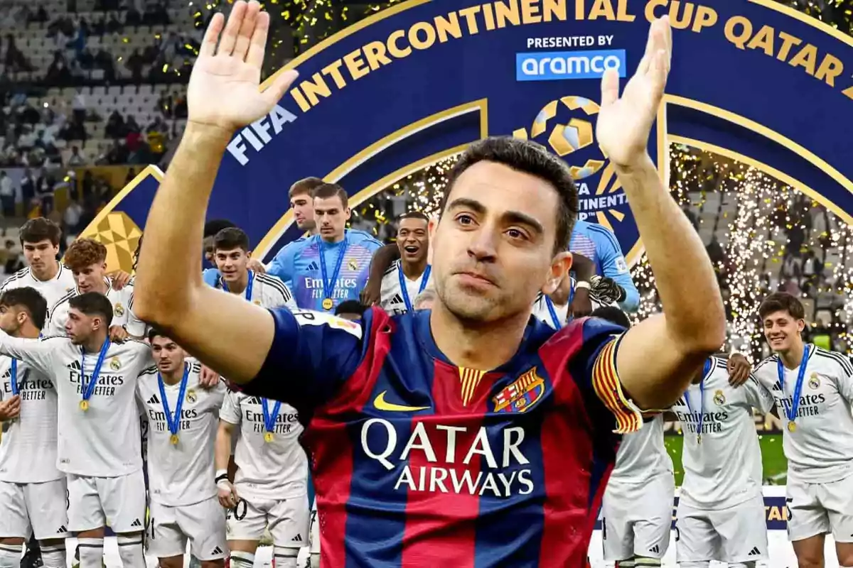 Un jugador de fútbol con la camiseta del Barcelona levanta las manos mientras un equipo celebra en el fondo con medallas y fuegos artificiales.