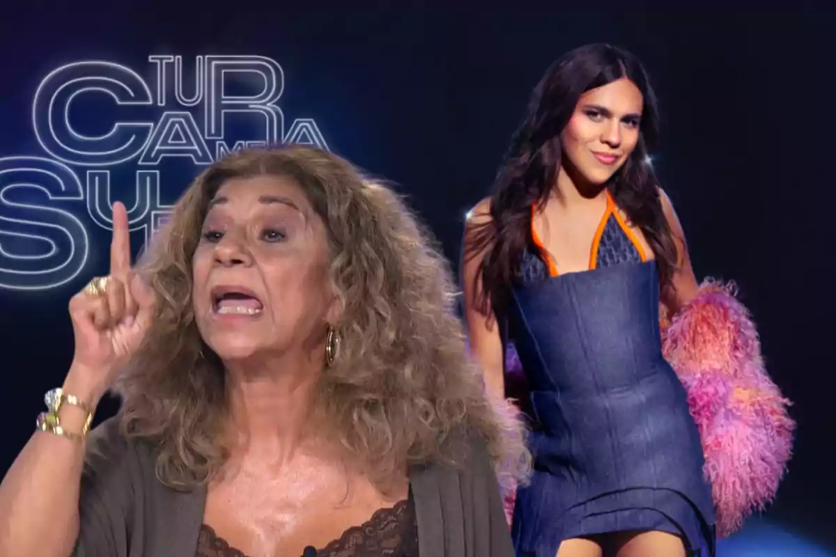 Una mujer con el cabello rizado y gesto serio levanta el dedo índice mientras al fondo aparece otra persona con un vestido azul y una chaqueta de plumas rosas frente a un fondo oscuro con el logo de un programa de televisión.