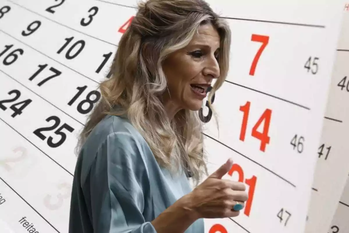 Una persona de cabello rubio hablando frente a un fondo de calendario.