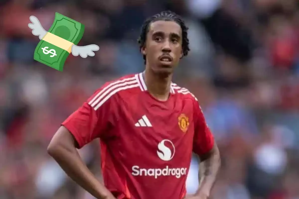 Jugador de fútbol con camiseta roja del Manchester United y un emoji de billete con alas.