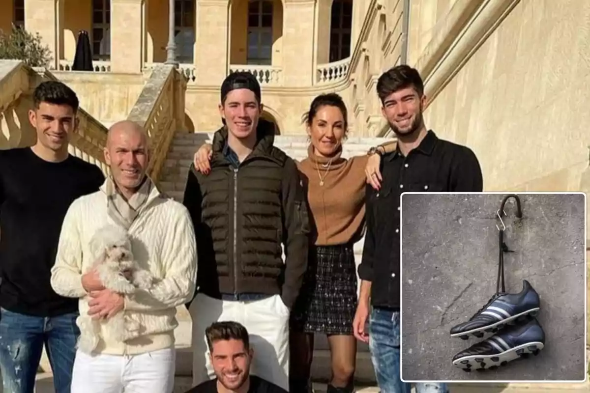 Una familia posando en las escaleras de un edificio histórico, con un hombre sosteniendo un perro blanco y una imagen insertada de unos zapatos deportivos colgados en la pared.