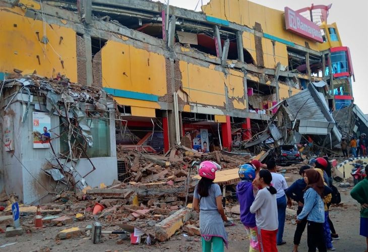 Casi mil muertos en el terremoto y tsunami de Cèlebes