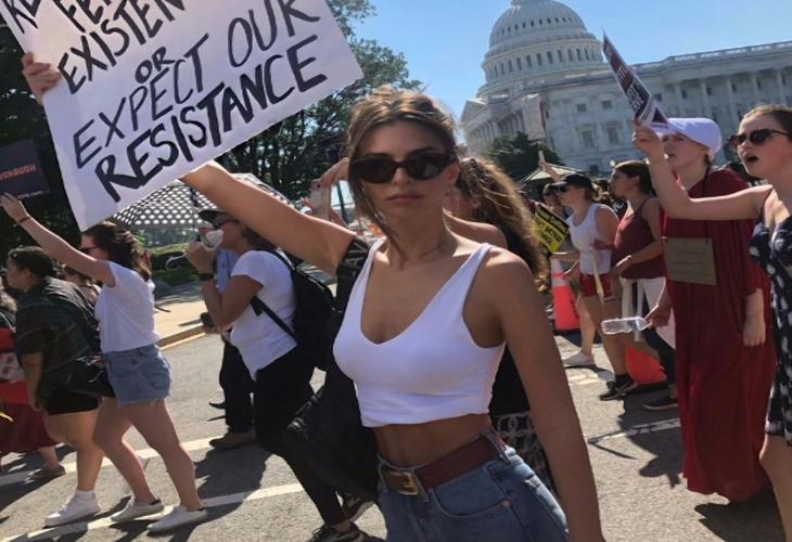 La policía detiene a Emily Ratajkowski por manifestarse contra Trump